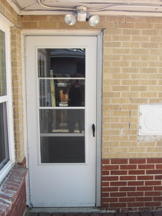 Entrance - 1 Bedroom / 1 bath Apartment INCLUDES ALL UTILITES (BASEMENT UNIT)