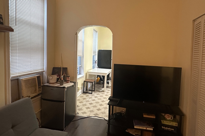 Living room into kitchen - Apartment close to campus (right behind the librarh$
