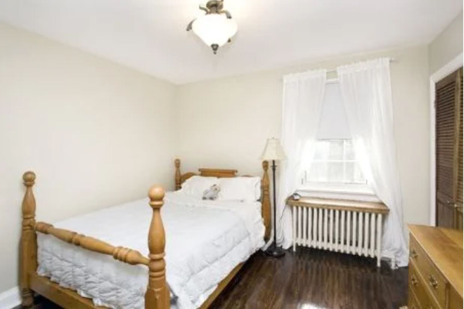 Bedroom - AVAILABLE! Entire house or individual rooms in Quiet House, Close to Transit, Beach, Stores.