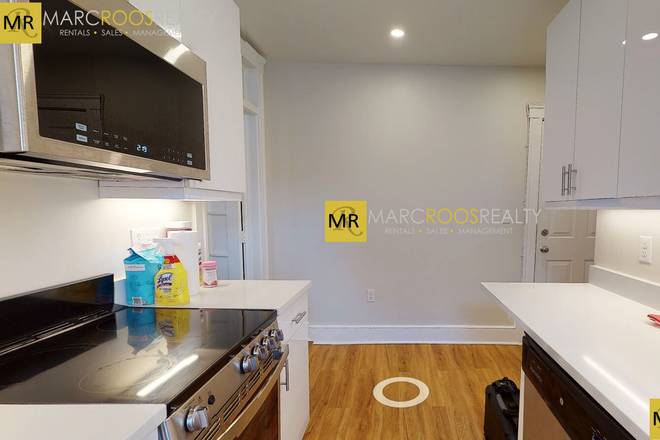 Call call or text Arezou at 617-584-7817 - BEACON ST - LARGE 1 BED SPLIT IN KENMORE SQUARE BROWNSTONE! H&HW INC! Apartments