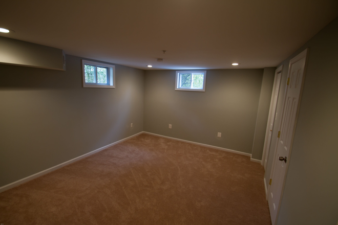 bedroom 5 in basement - Large 5 bed, 4 bath with lots of parking House