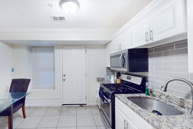 . - **NO BROKERS FEE!!* Spacious 3 Bed / 1 Bath avail. 9/1/26!! Apartments