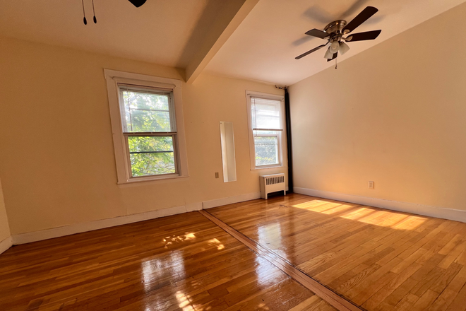 Large Bedroom - Sunny 1BR Apartment AVAIL 10/1- Heat Inc, Dishwasher /Laundry onsite