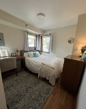 Full bedroom picture - Spring Sublet - 5 minute walk to campus House