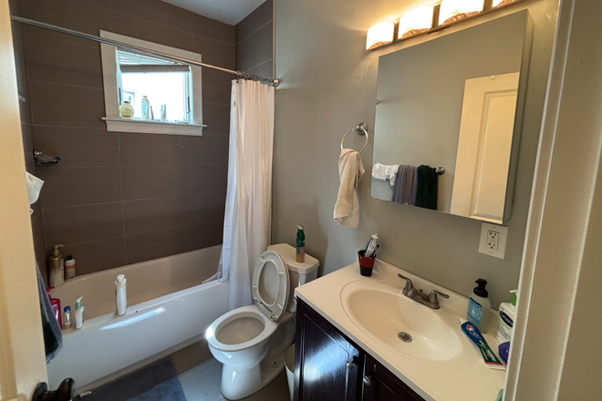 Full Bathroom - Apartment close to Rox Crossing