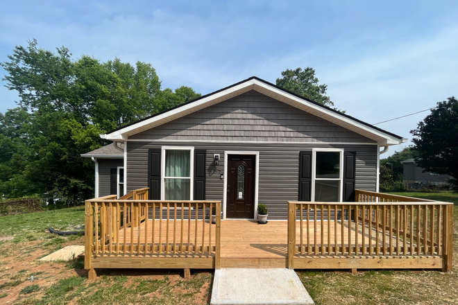 Outside front - Furnished cottage close to campus