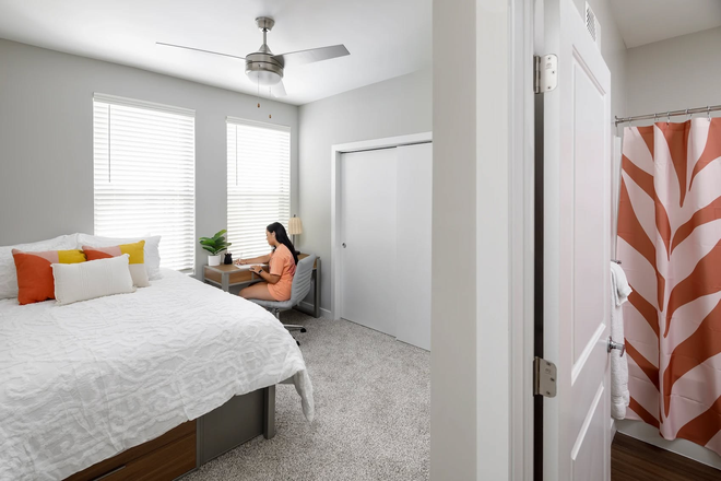 Bedrrom - Full Bed + Desk, chair, large closet and dresser + ensuite bathroom - Discounted Spring Sublet - Bixby on College Apartments