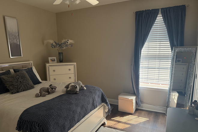 Bedroom 1 - Duplex Close to Campus on 13th Street