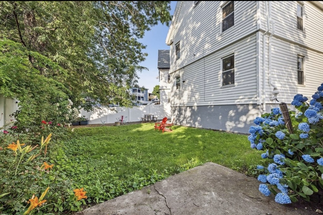 yard - Perfect for NEU Grad students and young professionals House