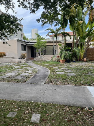House - Room with House Bathroom to be Shared. House in the Roads section near Brickell Area.