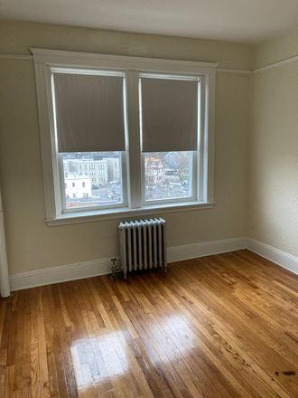 Hub Realty - Spacious 1 bedroom split with nice views and eat in kitchen, on T