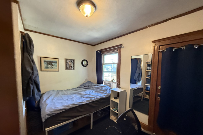 Bedroom - Spacious room with balcony less than five minute walk from campus House