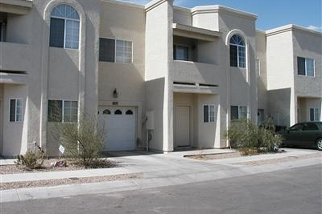 Outside - PRICE DROP!!  TOWNHOME BEDROOM FOR RENT INCREDIBLE DEAL AND MINUTES FROM CAMPUS!!!
