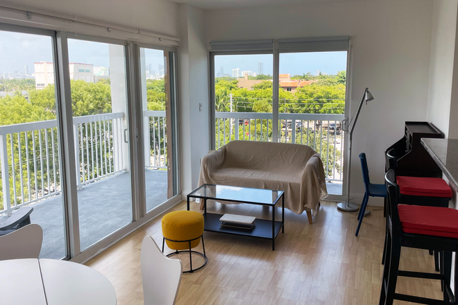 Living room - Luminous 1 Bedroom Unit in the heart of Coconut Grove! - Villagio Apartments