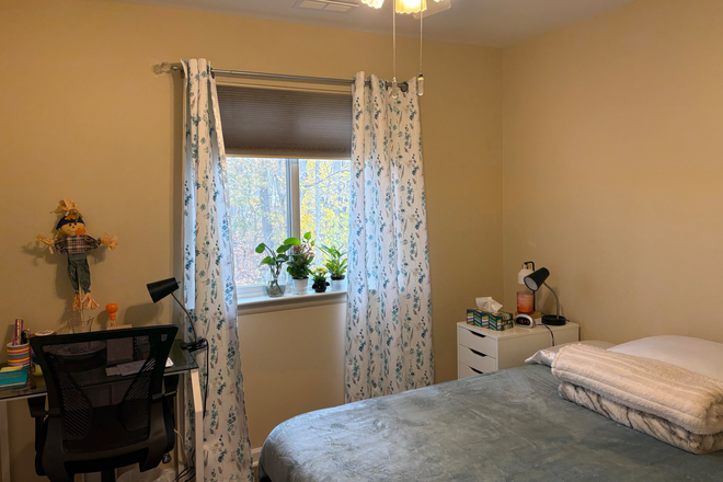 Bedroom - Furnished room for female-Tamarron Dr-Plainsboro Condo