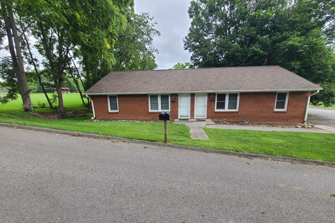 Front of building - 2 Bedroom Duplex   2 Blocks behind "The Cellar"; 2 Blocks from edge of campus