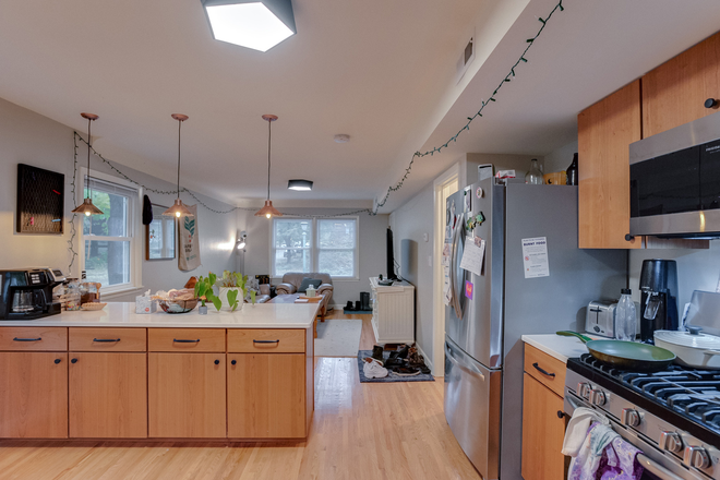 Stainless appliances w/dishwasher - 1848 Ashland fully updated 4 bed 2 bath Triplex