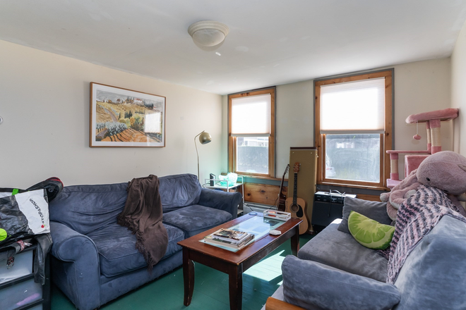 UNIT 1 (3 bedroom, 1 bathroom) - 2-7 BEDROOMS!  Close to UMass Campus! Apartments