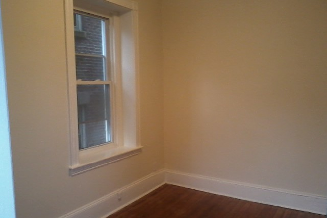 Hub Realty - Room for rent in spacious 3 bedroom apartment for now