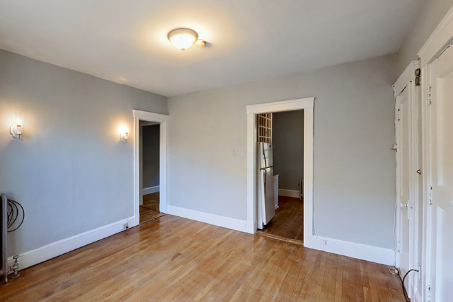 . - **NO BROKERS FEE!!** Sunny 1 Bed / 1 Bath w/ HEAT&HOT WATER INCLUDED! Apartments