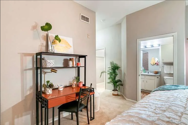 Fully furnished private bedroom with private bathroom - SUBLEASING APARTMENT NEXT TO CAMPUS FOR SUMMER