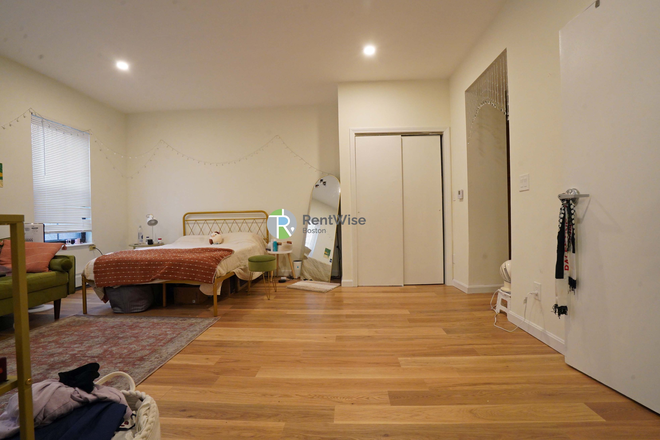 1 - AUG 2026-HUGE South End Studio, H/HW inc-No Broker Fee!