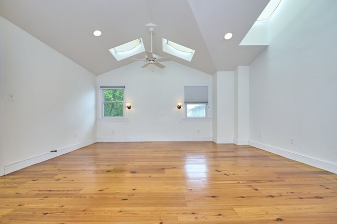 bedroom - Spacious  Updated 5BR/3BA townhome - central air conditioning bright  with 2,800 sq ft 3 parking