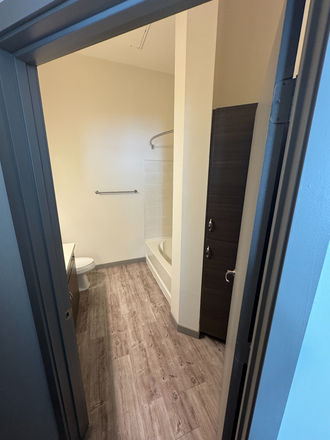 Guest bathroom - 3100 Pearl Apartments