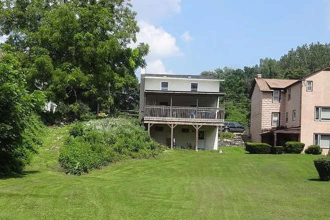 Spacious Back Yard and Walk-Out Basement - Single Home with large backyard - Student Approved Housing