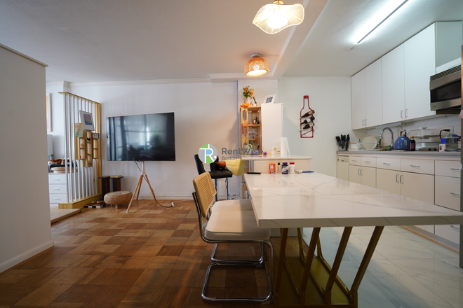 1 - Modern and Fully Furnished West End Studio Available NOW with NO FEE - All Utilities Included Condo