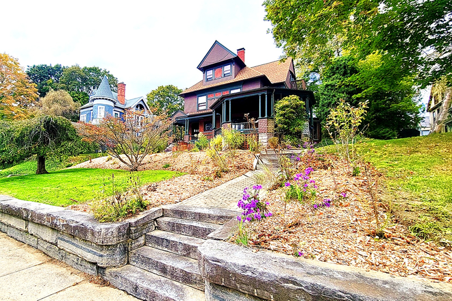 Front Street View & Gardens - Most beautiful 2-Bed apartment w/ HEAT & HOT WATER included