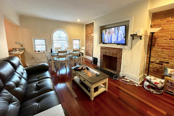 living - LOCATION!!! 2 BED WITH IN UNIT LAUNDRY! 9/1/26!! Apartments