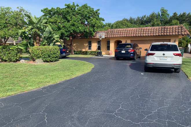 outside street view - Private Home Bedroom/Suite, fully furnished, utilities included