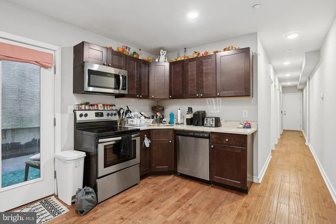 kitchen - 5-Bed 4-Bath Apartment Available for the 2026-2027 School Year