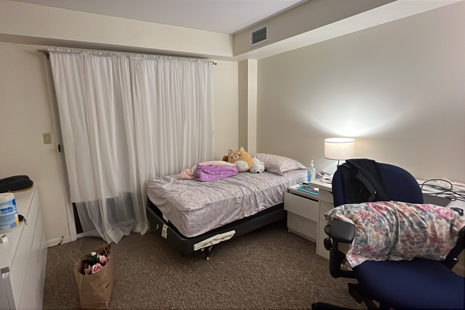 Bedroom - 1 bedroom available (female), 5 minutes from Krentzman Quad - 2 bed 2 bath 970 sq ft