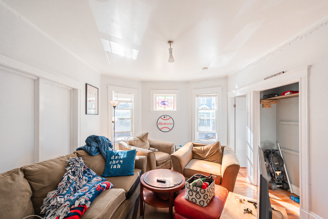 living room - Amazing 4 Bed / 1 Bath w/ LAUNDRY IN UNIT! Avail. 9/1/26!! Apartments