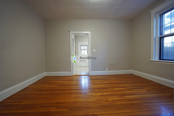 1 - AVAIL NOW-INCREDIBLE Central Sq 3 bed, H/HW inc! No Broker's Fee! Apartments