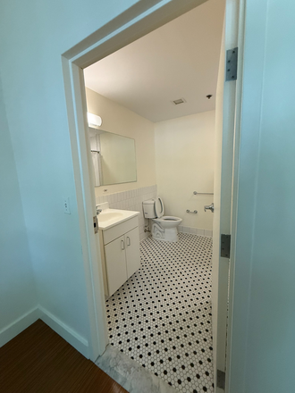 Private bathroom - Bedroom with private bathroom sublet in a 3Br/2ba Apartment