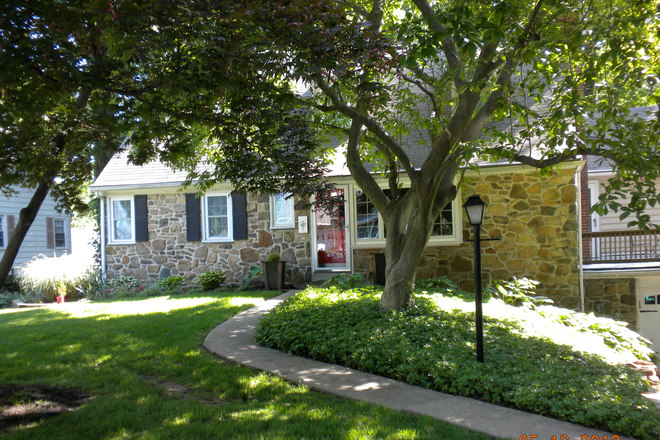 House Exterior-Front View - Room for Rent in Private Home