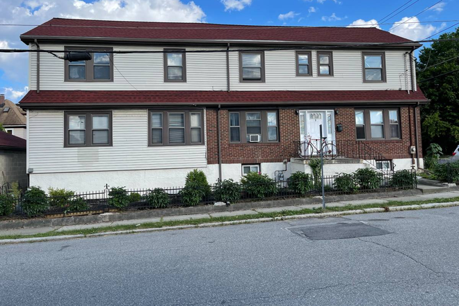 Front - Large 3-bedroom apt with master suite and office near Tufts