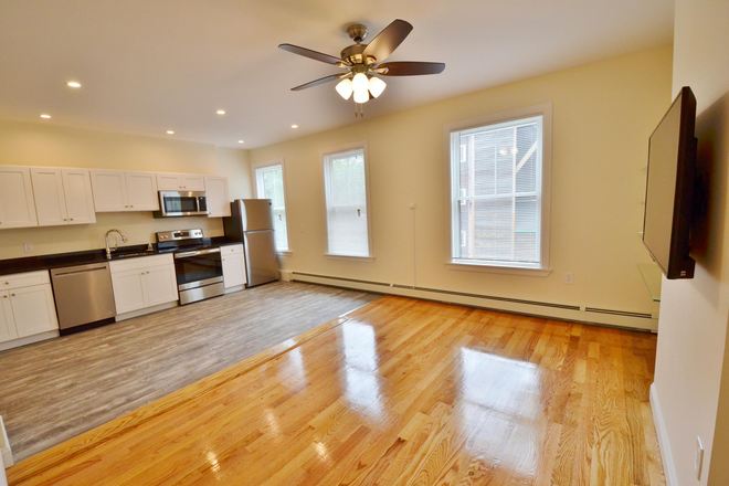 liv - Huge and Bright 4 bedrooms 2 full baths. 2 minute walk to Central Sq Apartments