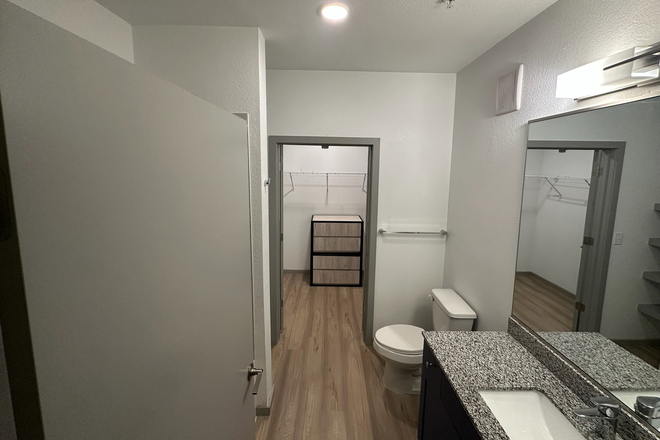 Bathroom original - Lumen Apartments
