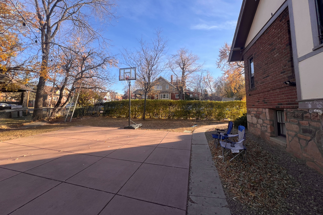 Yard/Basketball court - The Stables House