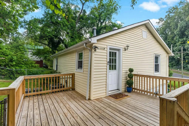 Deck - 3bd/2bath - Close to Campus House