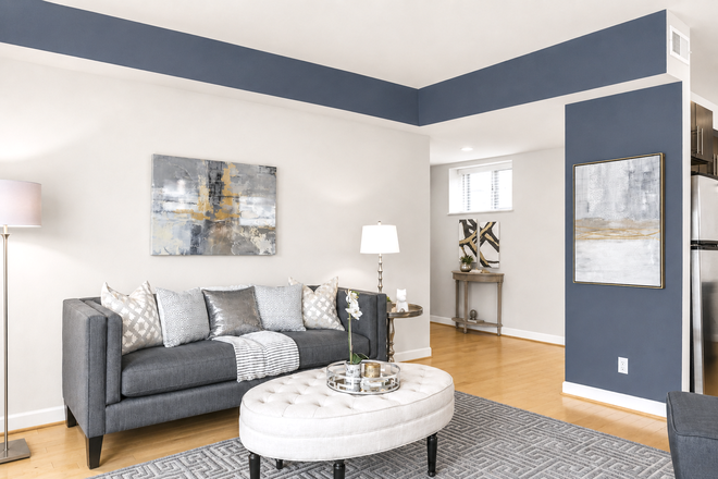 Stunning 2 br/2 bath, top floor unit - Spacious 2br/2bath, top floor unit, close to campus