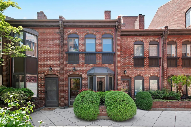 front of townhouse - Upscale 3-Bed, 2-bath, 3-Level Town home in heart of Georgetown