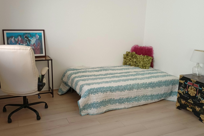 Available student bedroom 3 - 1 bedroom/shared full bath available in 4 bedroom/2.5 bathroom house, Tur