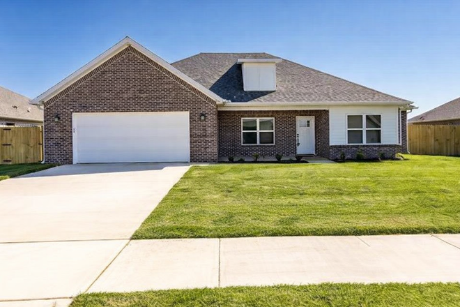 Front - Brand New House 4.1 miles to UARK