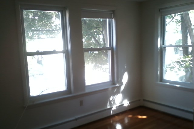 Hub Realty - Spacious 2 bedroom with newly updated kitchen and bathroom, in Brookline Apartments