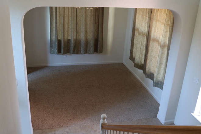 living room - 6 bedroom house 3.5 Baths 1 minute walk to Cat Tracks in Bellevue Ranch